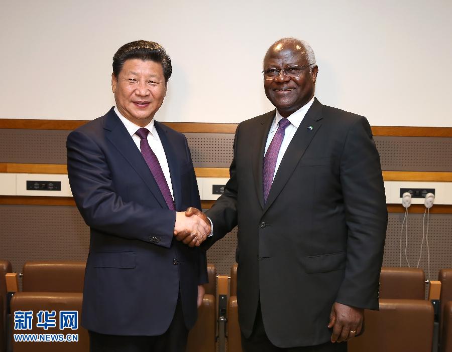 9月27日，國(guó)家主席習(xí)近平在紐約會(huì)見(jiàn)塞拉利昂總統(tǒng)科羅馬。新華社記者 龐興雷 攝 