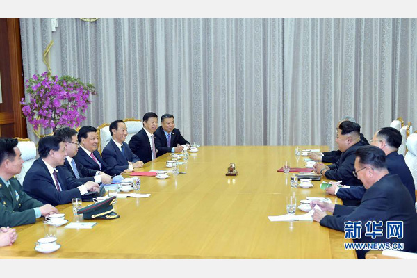 10月9日，中共中央政治局常委、中央書記處書記劉云山在平壤百花園迎賓館會見朝鮮勞動黨第一書記金正恩。 新華社記者 李濤 攝 