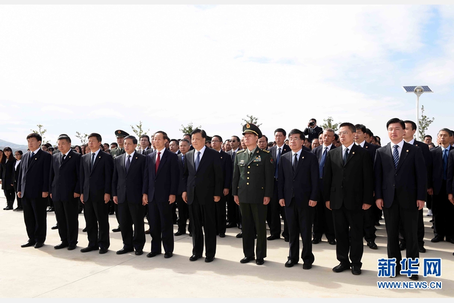 10月11日，中共中央政治局常委、中央書記處書記劉云山專程趕赴安州祭掃中國人民志愿軍烈士陵園，向中國人民志愿軍烈士敬獻(xiàn)花籃并默哀。 新華社記者 饒愛民 攝