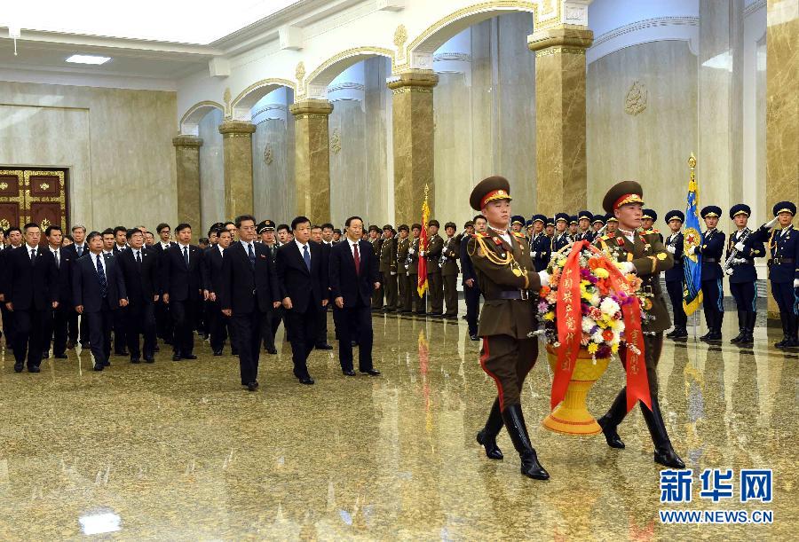 10月11日，中共中央政治局常委、中央書記處書記劉云山前往錦繡山太陽宮，向金日成主席和金正日總書記塑像敬獻(xiàn)花籃。 新華社記者饒愛民攝