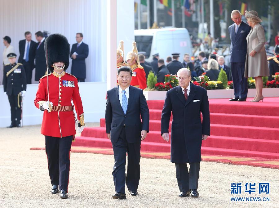這是習(xí)近平在伊麗莎白二世女王的丈夫菲利普親王的陪同下檢閱儀仗隊。新華社記者 龐興雷 攝
