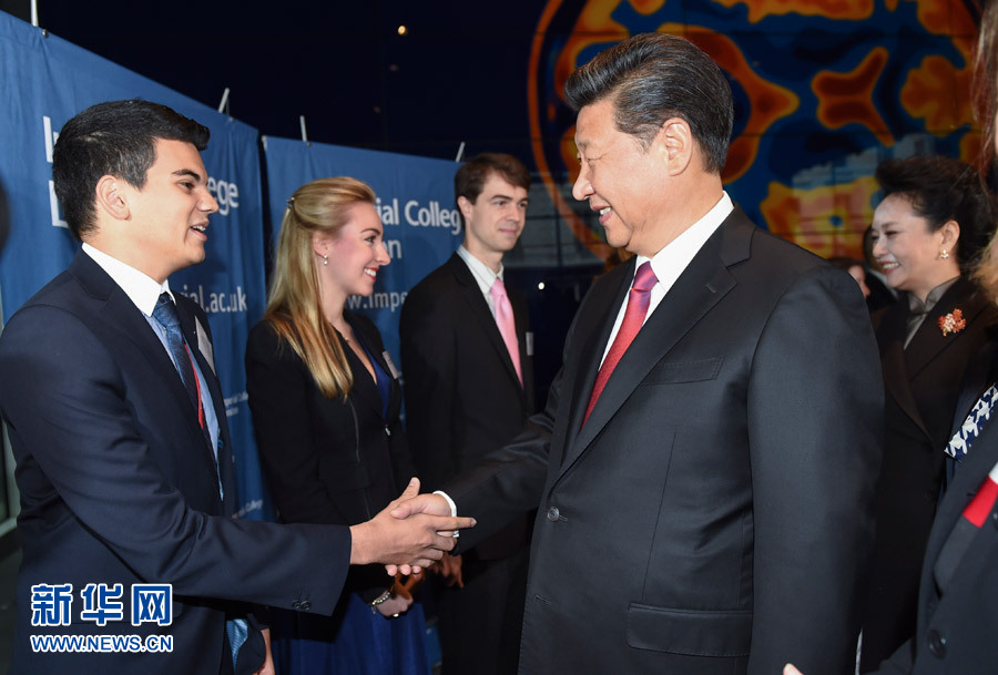 10月21日，國家主席習(xí)近平在倫敦參觀帝國理工學(xué)院。 新華社記者謝環(huán)馳 攝