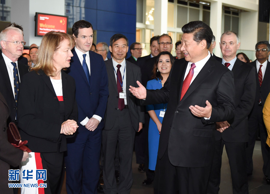 10月21日，國家主席習(xí)近平在倫敦參觀帝國理工學(xué)院。這是習(xí)近平同該校員工親切交談。 新華社記者 謝環(huán)馳 攝