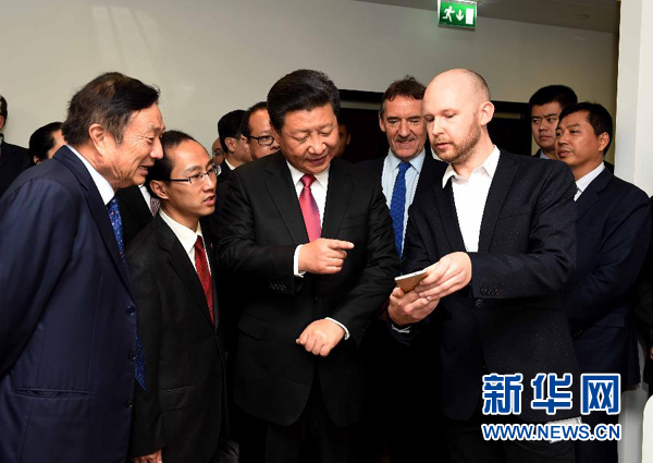 10月21日，國(guó)家主席習(xí)近平在倫敦參觀華為英國(guó)公司。 新華社記者 饒愛(ài)民 攝