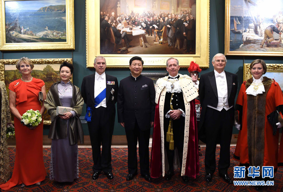 當(dāng)?shù)貢r(shí)間10月21日，國(guó)家主席習(xí)近平在倫敦金融城市政廳發(fā)表題為《共倡開(kāi)放包容共促和平發(fā)展》的重要演講。這是習(xí)近平和夫人彭麗媛同嘉賓合影。 新華社記者 饒愛(ài)民 攝