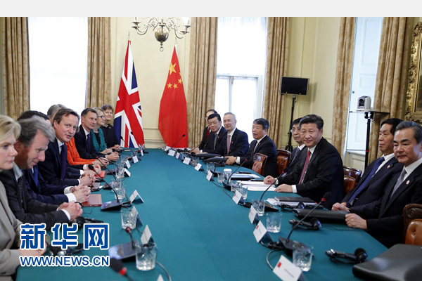 10月21日，國家主席習(xí)近平在倫敦唐寧街首相府同英國首相卡梅倫舉行會(huì)談。 新華社記者 鞠鵬 攝 