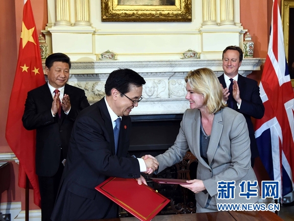 10月21日，國家主席習(xí)近平在倫敦唐寧街首相府同英國首相卡梅倫舉行會(huì)談。這是會(huì)談結(jié)束后，兩國領(lǐng)導(dǎo)人共同見證雙邊合作文件的簽署。新華社記者 饒愛民 攝 