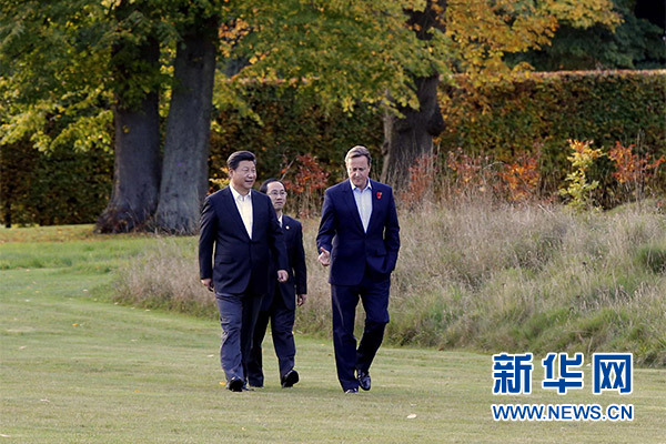 這是習近平與卡梅倫漫步草坪，邊走邊談。新華社記者 鞠鵬攝