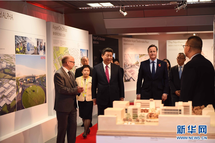 10月23日，國家主席習近平在英國首相卡梅倫陪同下，參觀曼徹斯特空港城項目。這是習近平和卡梅倫共同參觀曼徹斯特空港城發(fā)展規(guī)劃圖片展和空港城中國園模型。 新華社記者 張鐸 攝