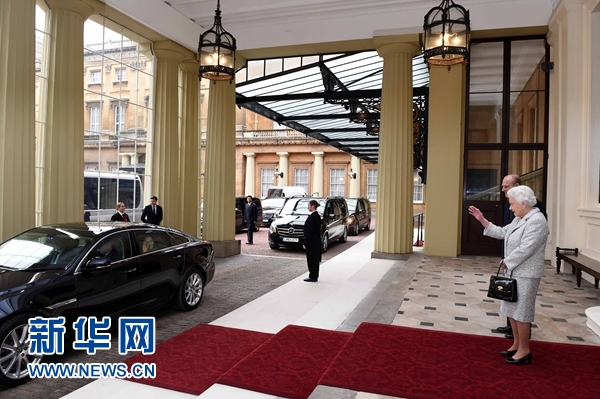 10月22日，國家主席習(xí)近平和夫人彭麗媛離開白金漢宮。離開前，英國女王伊麗莎白二世和丈夫菲利普親王專門前來同習(xí)近平夫婦親切話別。新華社記者 饒愛民 攝 