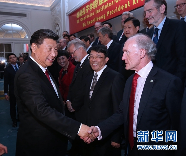 10月22日，國(guó)家主席習(xí)近平在倫敦出席全英孔子學(xué)院和孔子課堂年會(huì)開(kāi)幕式。這是習(xí)近平同參加開(kāi)幕式的嘉賓親切交談。 新華社記者 龐興雷 攝 