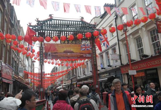 習近平主席訪問英國，倫敦唐人街掛出大紅燈籠和中英兩國國旗。 <a target='_blank' ><p  align=