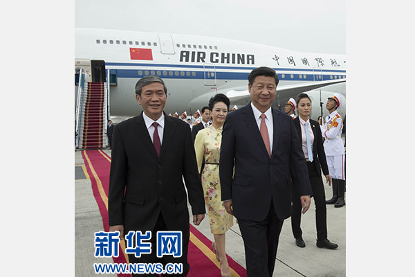 11月5日，中共中央總書(shū)記、國(guó)家主席習(xí)近平抵達(dá)越南首都河內(nèi)，開(kāi)始對(duì)越南進(jìn)行國(guó)事訪問(wèn)。這是越南高級(jí)官員到機(jī)場(chǎng)迎接習(xí)近平和夫人彭麗媛。新華社記者李學(xué)仁攝