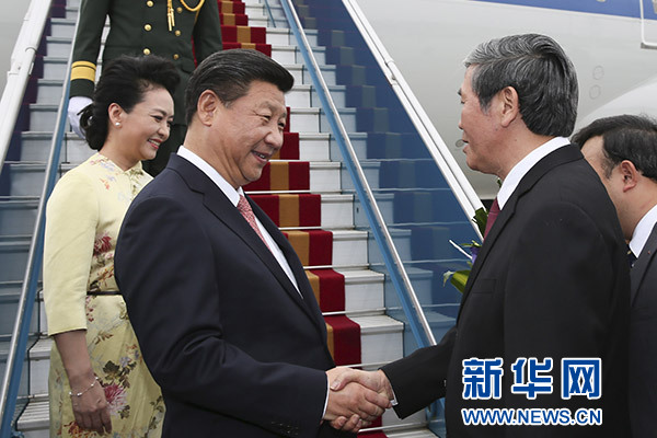 11月5日，中共中央總書(shū)記、國(guó)家主席習(xí)近平抵達(dá)越南首都河內(nèi)，開(kāi)始對(duì)越南進(jìn)行國(guó)事訪問(wèn)。這是越南高級(jí)官員到機(jī)場(chǎng)迎接習(xí)近平和夫人彭麗媛。新華社記者蘭紅光攝 