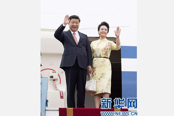11月5日，中共中央總書(shū)記、國(guó)家主席習(xí)近平抵達(dá)越南首都河內(nèi)，開(kāi)始對(duì)越南進(jìn)行國(guó)事訪問(wèn)。這是習(xí)近平和夫人彭麗媛步出艙門(mén)向歡迎人群揮手致意。新華社記者 李學(xué)仁 攝
