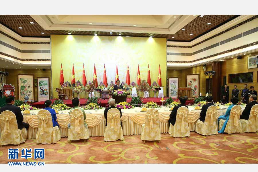 11月5日，中共中央總書記、國家主席習(xí)近平和夫人彭麗媛出席越共中央總書記阮富仲和越南國家主席張晉創(chuàng)在河內(nèi)國際會議中心舉行的盛大歡迎晚宴。新華社記者 龐興雷 攝 