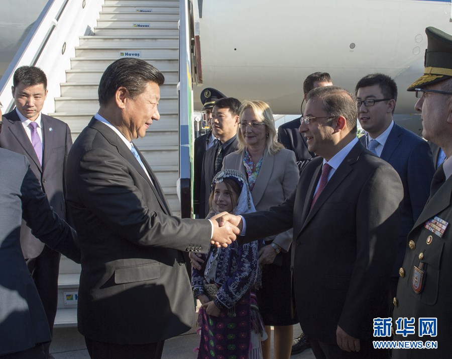  11月14日，國家主席習近平抵達土耳其安塔利亞，應土耳其共和國總統(tǒng)埃爾多安邀請，出席二十國集團領導人第十次峰會。土耳其高級官員到機場迎接習近平主席一行。新華社記者 李學仁 攝 