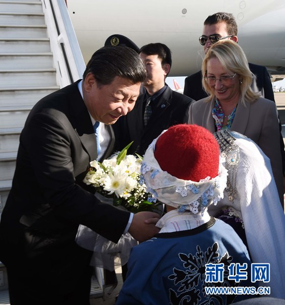 11月14日，國家主席習近平抵達土耳其安塔利亞，應土耳其共和國總統(tǒng)埃爾多安邀請，出席二十國集團領導人第十次峰會。這是土耳其兒童向習近平主席獻花。新華社記者 饒愛民 攝 