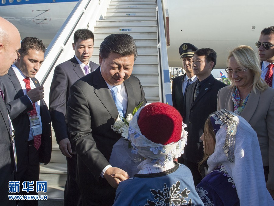 11月14日，國家主席習近平抵達土耳其安塔利亞，應土耳其共和國總統(tǒng)埃爾多安邀請，出席二十國集團領導人第十次峰會。這是土耳其兒童向習近平主席獻花。新華社記者 李學仁 攝 