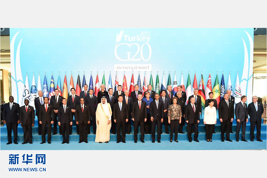 11月15日，中國(guó)國(guó)家主席習(xí)近平出席在土耳其安塔利亞舉行的二十國(guó)集團(tuán)領(lǐng)導(dǎo)人第十次峰會(huì)。這是習(xí)近平主席同與會(huì)領(lǐng)導(dǎo)人合影。 新華社記者李學(xué)仁 攝 