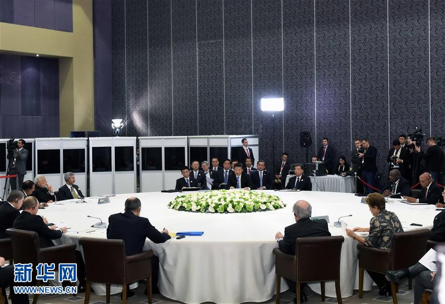  11月15日，金磚國家領(lǐng)導(dǎo)人非正式會晤在土耳其安塔利亞舉行，中國國家主席習近平、俄羅斯總統(tǒng)普京、印度總理莫迪、南非總統(tǒng)祖馬、巴西總統(tǒng)羅塞夫出席。習近平在會上發(fā)表題為《開拓機遇應(yīng)對挑戰(zhàn)》的重要講話。 新華社記者 饒愛民 攝 