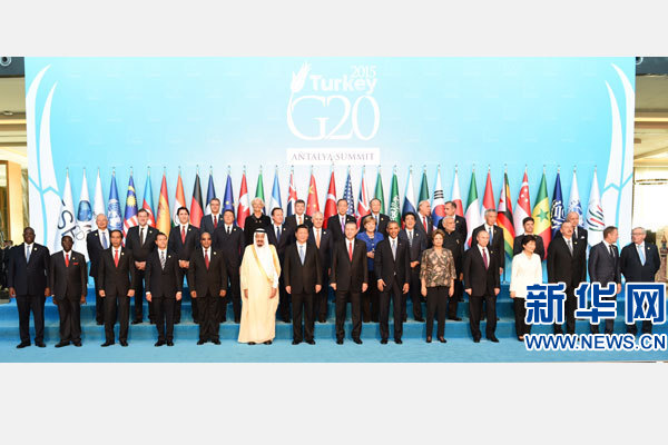 11月15日，二十國集團(tuán)領(lǐng)導(dǎo)人第十次峰會在土耳其安塔利亞舉行。國家主席習(xí)近平出席并發(fā)表題為《創(chuàng)新增長路徑共享發(fā)展成果》的重要講話。這是習(xí)近平主席同與會領(lǐng)導(dǎo)人合影。 新華社記者 李學(xué)仁 攝