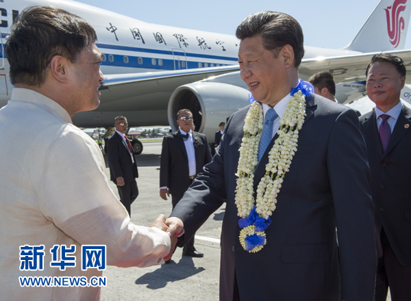 11月17日，國(guó)家主席習(xí)近平抵達(dá)菲律賓首都馬尼拉尼諾&middot;阿基諾國(guó)際機(jī)場(chǎng)，出席即將舉行的亞太經(jīng)合組織第二十三次領(lǐng)導(dǎo)人非正式會(huì)議。菲律賓高級(jí)官員到機(jī)場(chǎng)迎接習(xí)近平主席。新華社記者李學(xué)仁攝