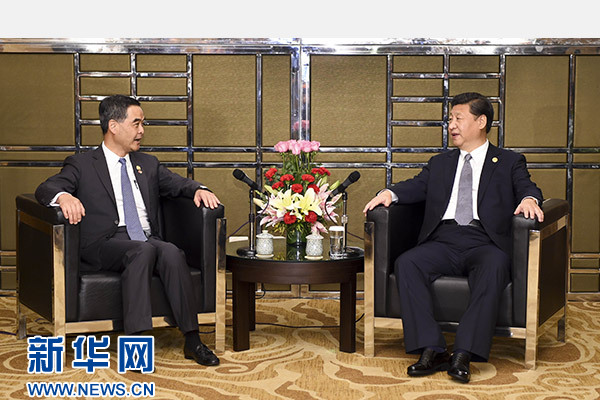 11月18日，國家主席習(xí)近平在菲律賓馬尼拉會見前來出席亞太經(jīng)合組織第二十三次領(lǐng)導(dǎo)人非正式會議的香港特別行政區(qū)行政長官梁振英。新華社記者謝環(huán)馳攝