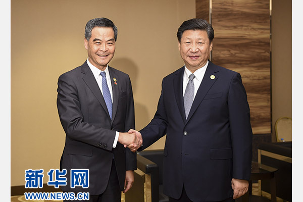 11月18日，國家主席習(xí)近平在菲律賓馬尼拉會見前來出席亞太經(jīng)合組織第二十三次領(lǐng)導(dǎo)人非正式會議的香港特別行政區(qū)行政長官梁振英。新華社記者謝環(huán)馳攝