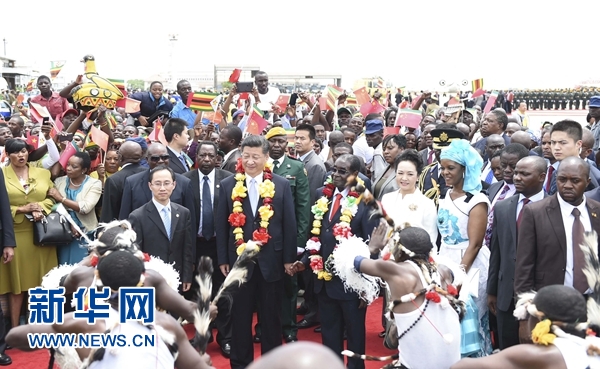 12月1日，中國國家主席習(xí)近平乘專機抵達津巴布韋首都哈拉雷，開始對津巴布韋進行國事訪問。津巴布韋總統(tǒng)穆加貝在機場舉行隆重歡迎儀式。這是當(dāng)?shù)孛癖娞饸g快熱情的傳統(tǒng)舞蹈，歡迎習(xí)近平和彭麗媛到訪。新華社記者 謝環(huán)馳 攝 