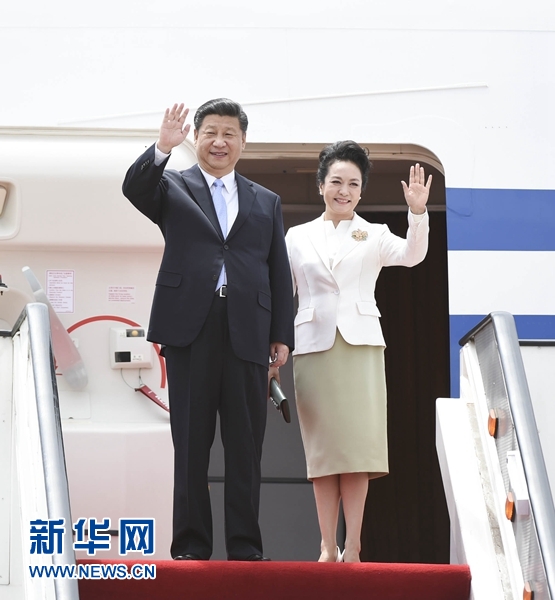 12月1日，中國國家主席習(xí)近平乘專機抵達津巴布韋首都哈拉雷，開始對津巴布韋進行國事訪問。津巴布韋總統(tǒng)穆加貝在機場舉行隆重歡迎儀式。這是習(xí)近平和夫人彭麗媛向歡迎人群揮手致意。新華社記者 謝環(huán)馳 攝 