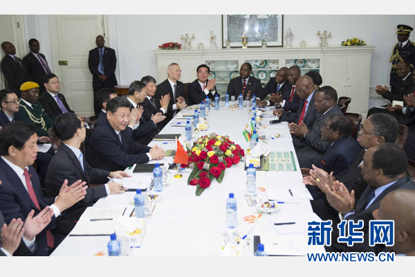 12月1日，國家主席習近平在哈拉雷同津巴布韋總統(tǒng)穆加貝舉行會談。 新華社記者 黃敬文 攝 