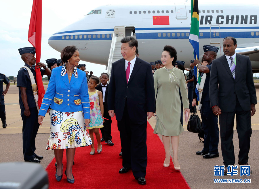 12月2日，國家主席習(xí)近平抵達(dá)南非首都比勒陀利亞，開始對南非進(jìn)行國事訪問。南非外長馬沙巴內(nèi)等政府高級官員到機(jī)場迎接習(xí)近平和夫人彭麗媛。新華社記者蘭紅光攝