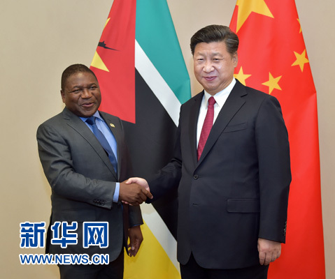 12月3日，國家主席習(xí)近平在約翰內(nèi)斯堡會(huì)見莫桑比克總統(tǒng)紐西。新華社記者 李濤 攝 