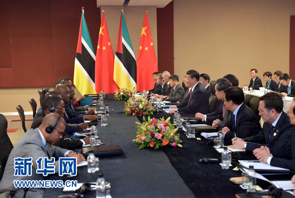 12月3日，國家主席習(xí)近平在約翰內(nèi)斯堡會(huì)見莫桑比克總統(tǒng)紐西。新華社記者 李濤 攝 