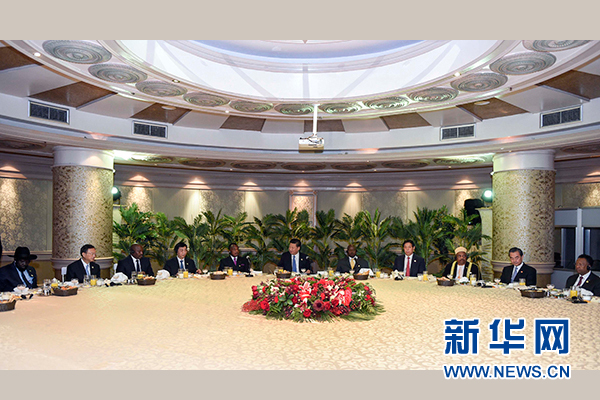 12月4日，國家主席習(xí)近平在約翰內(nèi)斯堡集體會(huì)見13位非洲國家領(lǐng)導(dǎo)人。 新華社記者 謝環(huán)馳 攝