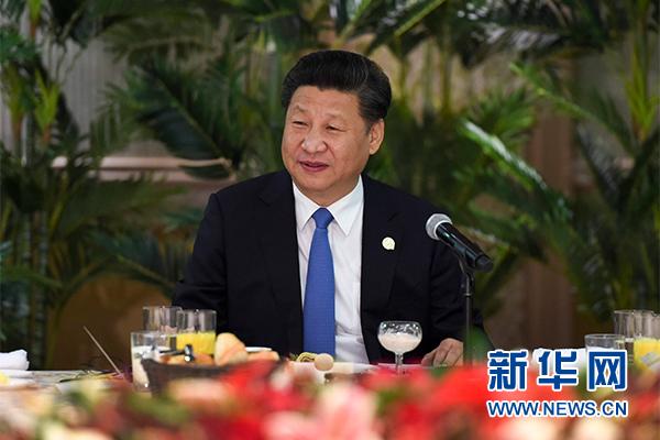 12月4日，國家主席習(xí)近平在約翰內(nèi)斯堡集體會(huì)見13位非洲國家領(lǐng)導(dǎo)人。 新華社記者 謝環(huán)馳 攝