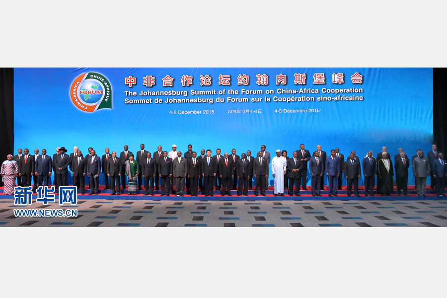 12月4日，國家主席習(xí)近平出席中非合作論壇約翰內(nèi)斯堡峰會開幕式并發(fā)表致辭。這是開幕式后，習(xí)近平同與會國家和地區(qū)組織領(lǐng)導(dǎo)人或代表集體合影。新華社記者龐興雷攝 