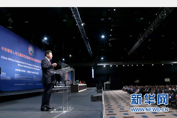 12月4日，國家主席習(xí)近平在約翰內(nèi)斯堡出席中非領(lǐng)導(dǎo)人與工商界代表高層對話會暨第五屆中非企業(yè)家大會閉幕式并發(fā)表題為《攜手共進，譜寫中非合作新篇章》的重要講話。新華社記者 姚大偉 攝