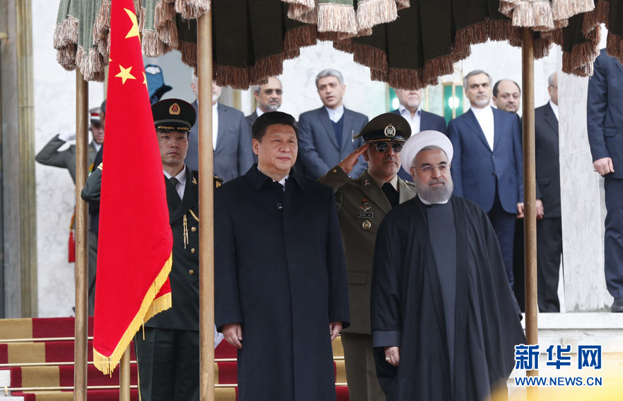 1月23日，國家主席習近平同伊朗總統(tǒng)魯哈尼在德黑蘭薩德阿巴德王宮舉行會談。這是會談前，習近平主席出席魯哈尼總統(tǒng)舉行的隆重歡迎儀式。新華社記者 鞠鵬 攝