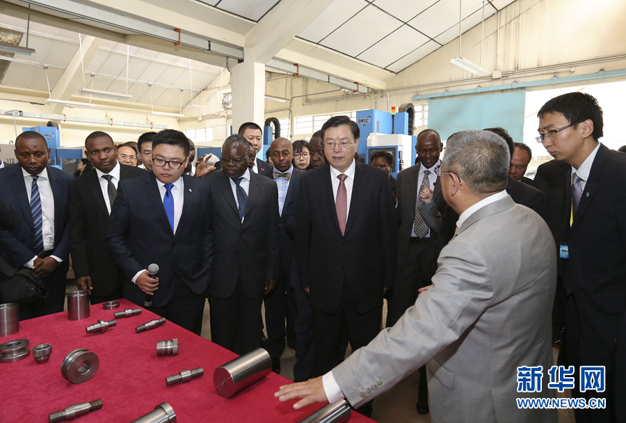 這是3月25日，張德江在肯尼亞首都內(nèi)羅畢考察中肯職業(yè)教育合作示范中心。 新華社記者丁林攝