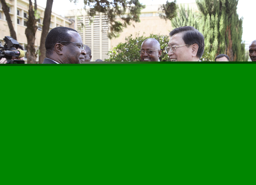 這是3月24日，張德江在肯尼亞首都內(nèi)羅畢與肯尼亞參議長埃蘇羅舉行會談。 新華社記者馬占成攝