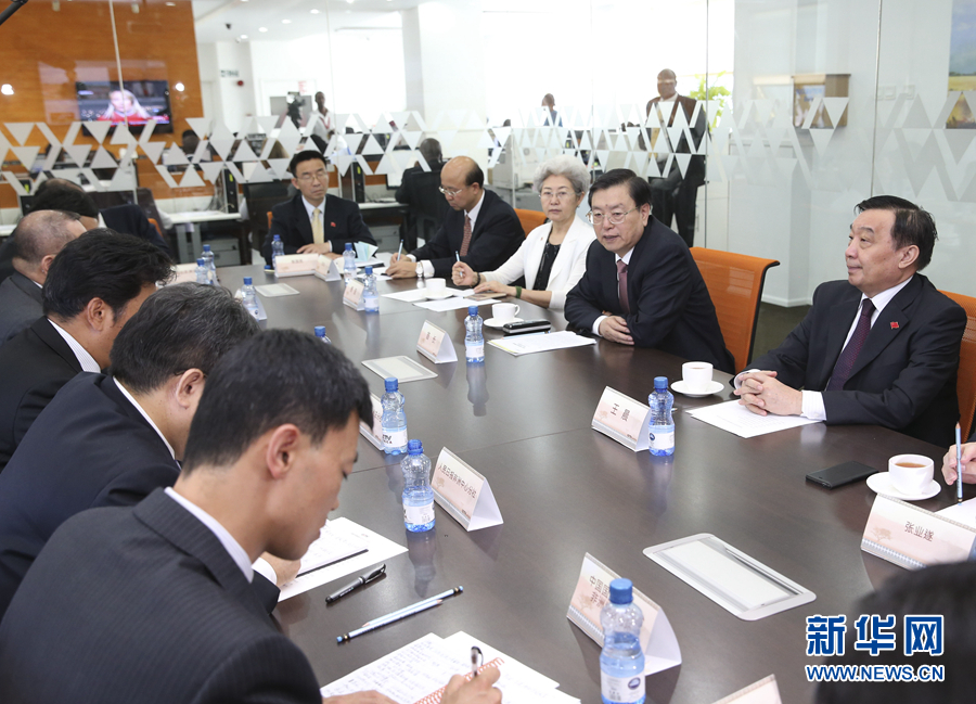 這是3月25日，張德江在肯尼亞首都內(nèi)羅畢考察中央電視臺非洲分臺并接見中央媒體駐非洲機構(gòu)負責人。 新華社記者馬占成攝