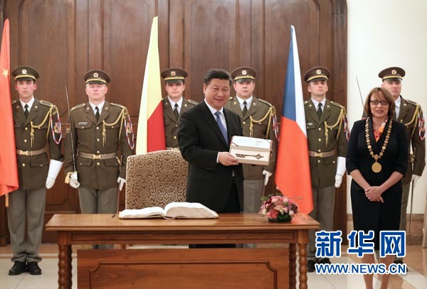 當?shù)貢r間3月29日，國家主席習近平在捷克布拉格會見布拉格市長科爾娜喬娃，并接受科爾娜喬娃代表該市贈予的城市鑰匙。 新華社記者 龐興雷攝