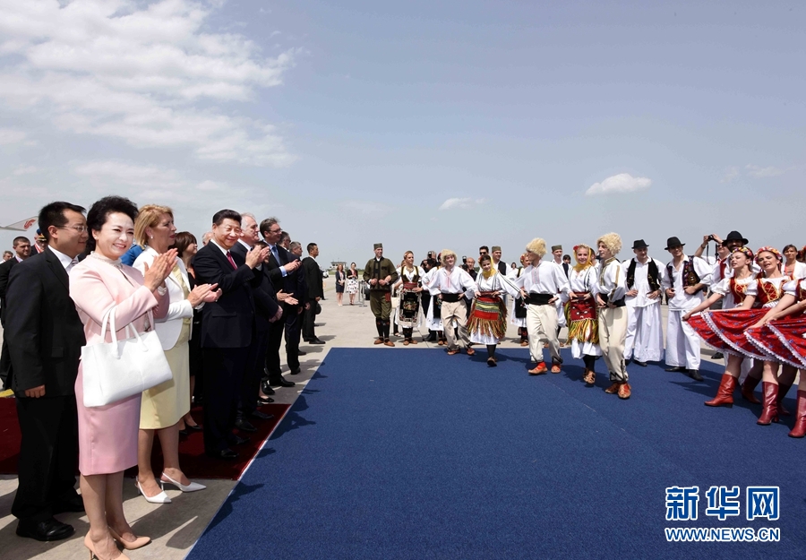 6月17日，國家主席習(xí)近平乘專機(jī)抵達(dá)貝爾格萊德，開始對(duì)塞爾維亞共和國進(jìn)行國事訪問。塞爾維亞民眾跳起歡快熱情的傳統(tǒng)舞蹈科羅舞熱烈歡迎習(xí)近平和夫人彭麗媛到訪。新華社記者 饒愛民 攝 