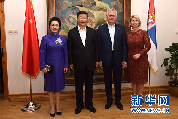 當(dāng)?shù)貢r(shí)間6月17日，國(guó)家主席習(xí)近平同塞爾維亞總統(tǒng)尼科利奇在貝爾格萊德舉行會(huì)晤。這是習(xí)近平和夫人彭麗媛同尼科利奇夫婦在和平別墅合影。新華社記者饒愛(ài)民攝