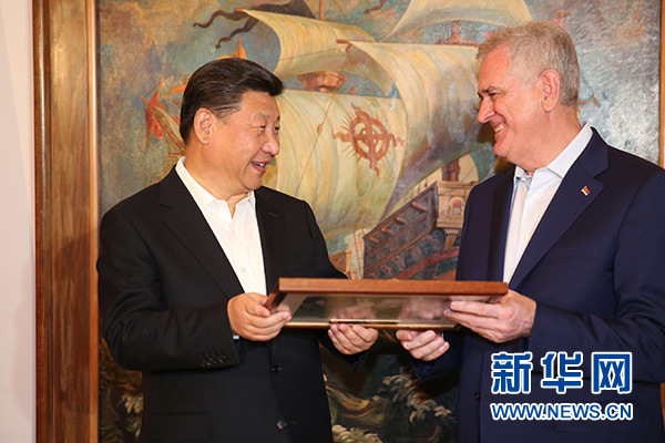 當(dāng)?shù)貢r(shí)間6月17日，國(guó)家主席習(xí)近平同塞爾維亞總統(tǒng)尼科利奇在貝爾格萊德舉行會(huì)晤。這是尼科利奇向習(xí)近平贈(zèng)送紀(jì)念品。新華社記者饒愛(ài)民攝