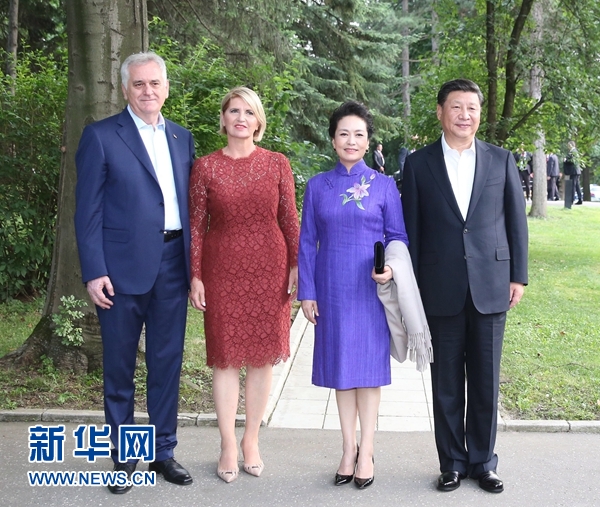 當(dāng)?shù)貢r(shí)間6月17日，國(guó)家主席習(xí)近平同塞爾維亞總統(tǒng)尼科利奇在貝爾格萊德舉行會(huì)晤。這是習(xí)近平和夫人彭麗媛同尼科利奇夫婦在和平別墅合影。新華社記者 丁林 攝