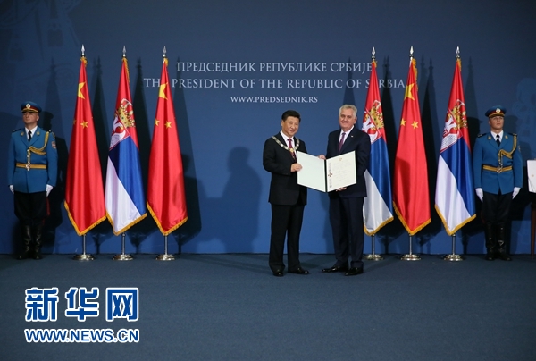 6月18日，國(guó)家主席習(xí)近平在貝爾格萊德同塞爾維亞總統(tǒng)尼科利奇舉行會(huì)談。會(huì)談后，尼科利奇向習(xí)近平授予塞爾維亞最高級(jí)別勛章&ldquo;共和國(guó)一級(jí)榮譽(yù)勛章&rdquo;，感謝習(xí)近平為中塞關(guān)系發(fā)展作出的杰出貢獻(xiàn)。新華社記者蘭紅光攝 