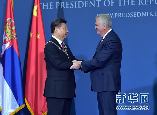 6月18日，國(guó)家主席習(xí)近平在貝爾格萊德同塞爾維亞總統(tǒng)尼科利奇舉行會(huì)談。會(huì)談后，尼科利奇向習(xí)近平授予塞爾維亞最高級(jí)別勛章&ldquo;共和國(guó)一級(jí)榮譽(yù)勛章&rdquo;，感謝習(xí)近平為中塞關(guān)系發(fā)展作出的杰出貢獻(xiàn)。新華社記者 李濤 攝 